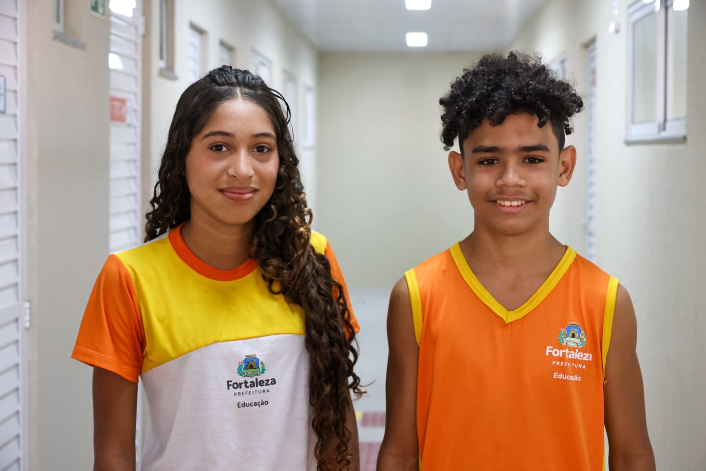 Raí Vitor, de 12 anos, e Maria Kézia, de 13, posam para a foto sorrindo